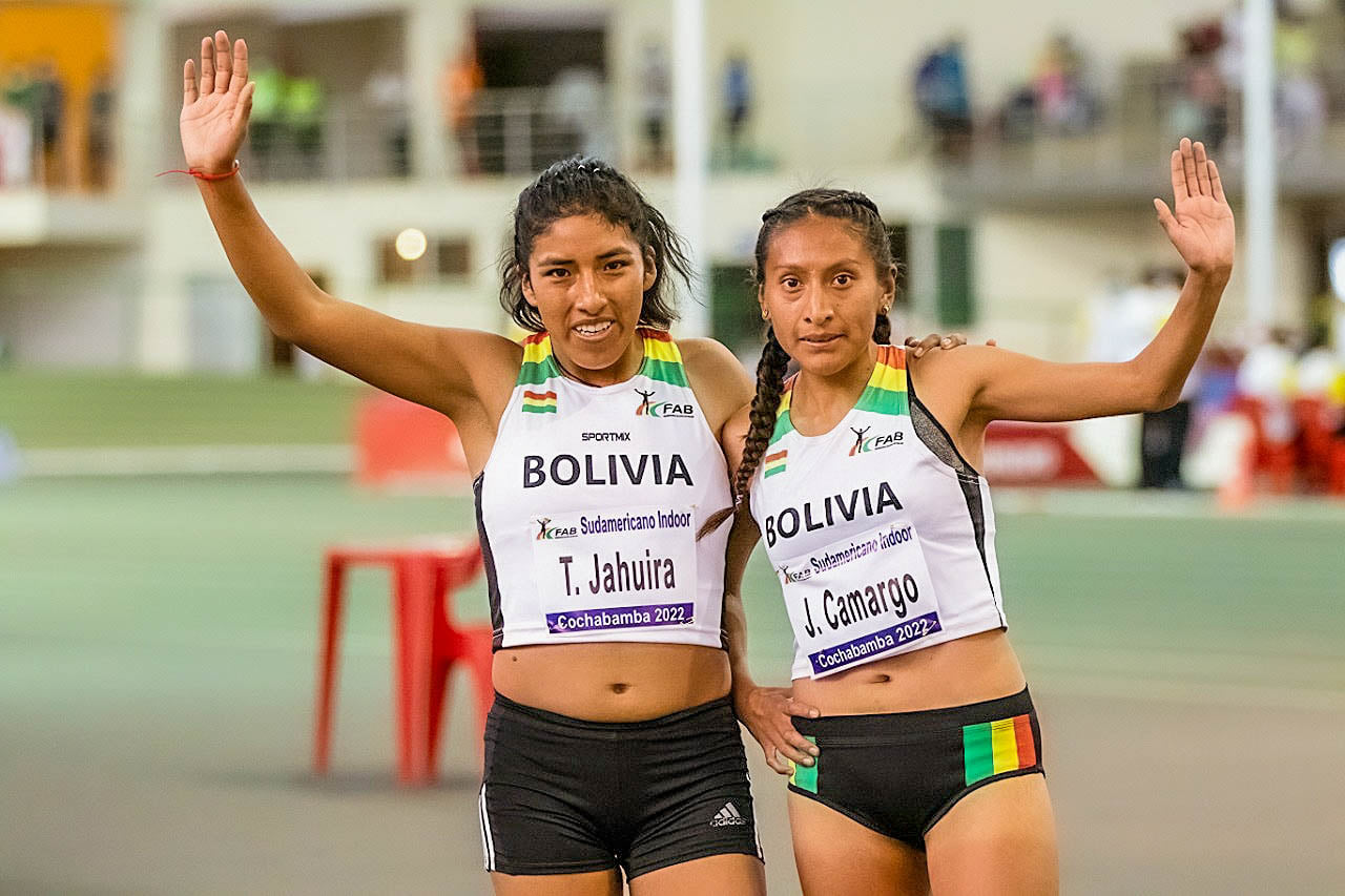 Presidente saluda a atletas que ganaron medallas de oro en el campeonato Sudamericano Indoor