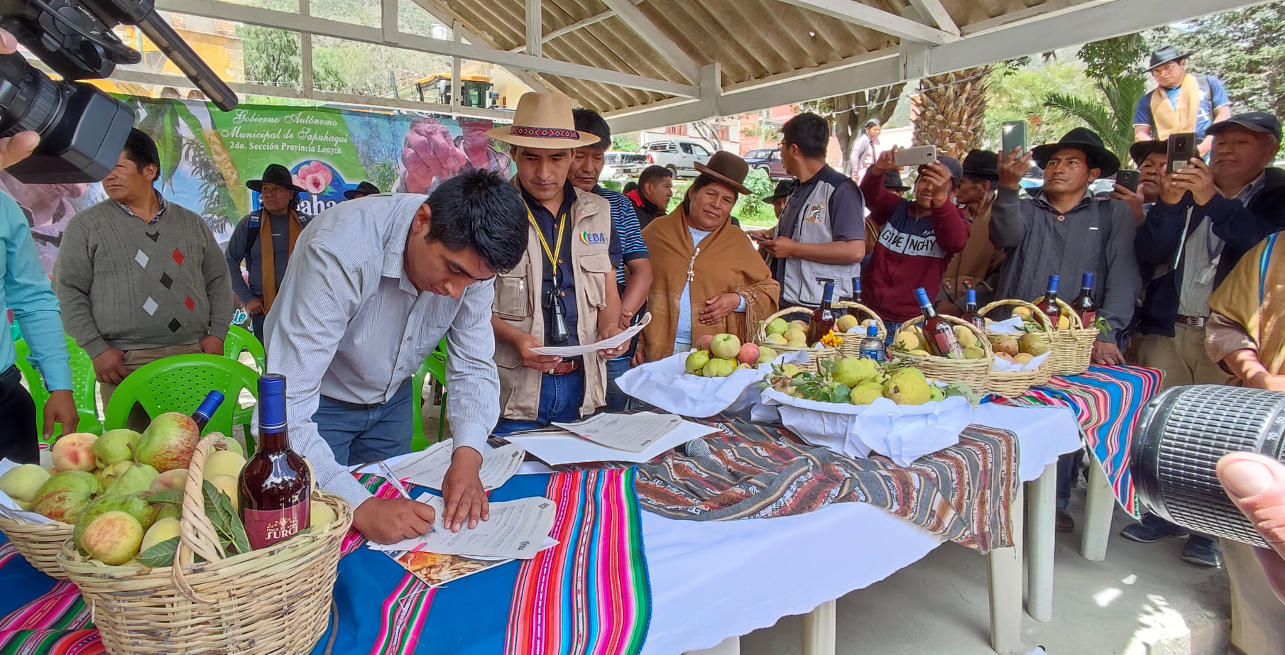 EBA y alcaldía de Sapahaqui firman convenio para la compraventa de frutas
