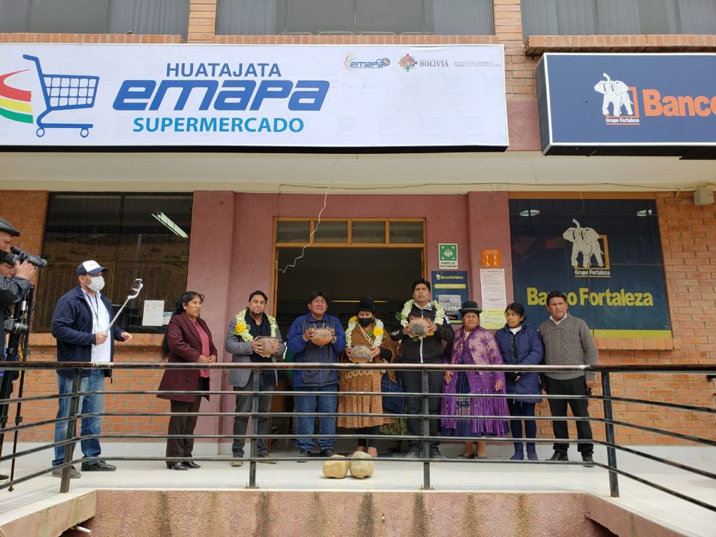 Autoridades inauguran un nuevo Súper Emapa en Huatajata, a orillas del lago Titicaca