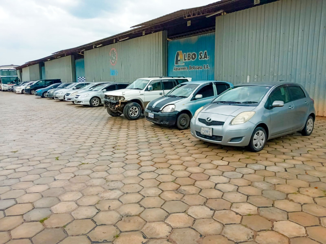 Aduana comisa 14 vehículos indocumentados valuados en Bs 2,3 millones en Santa Cruz