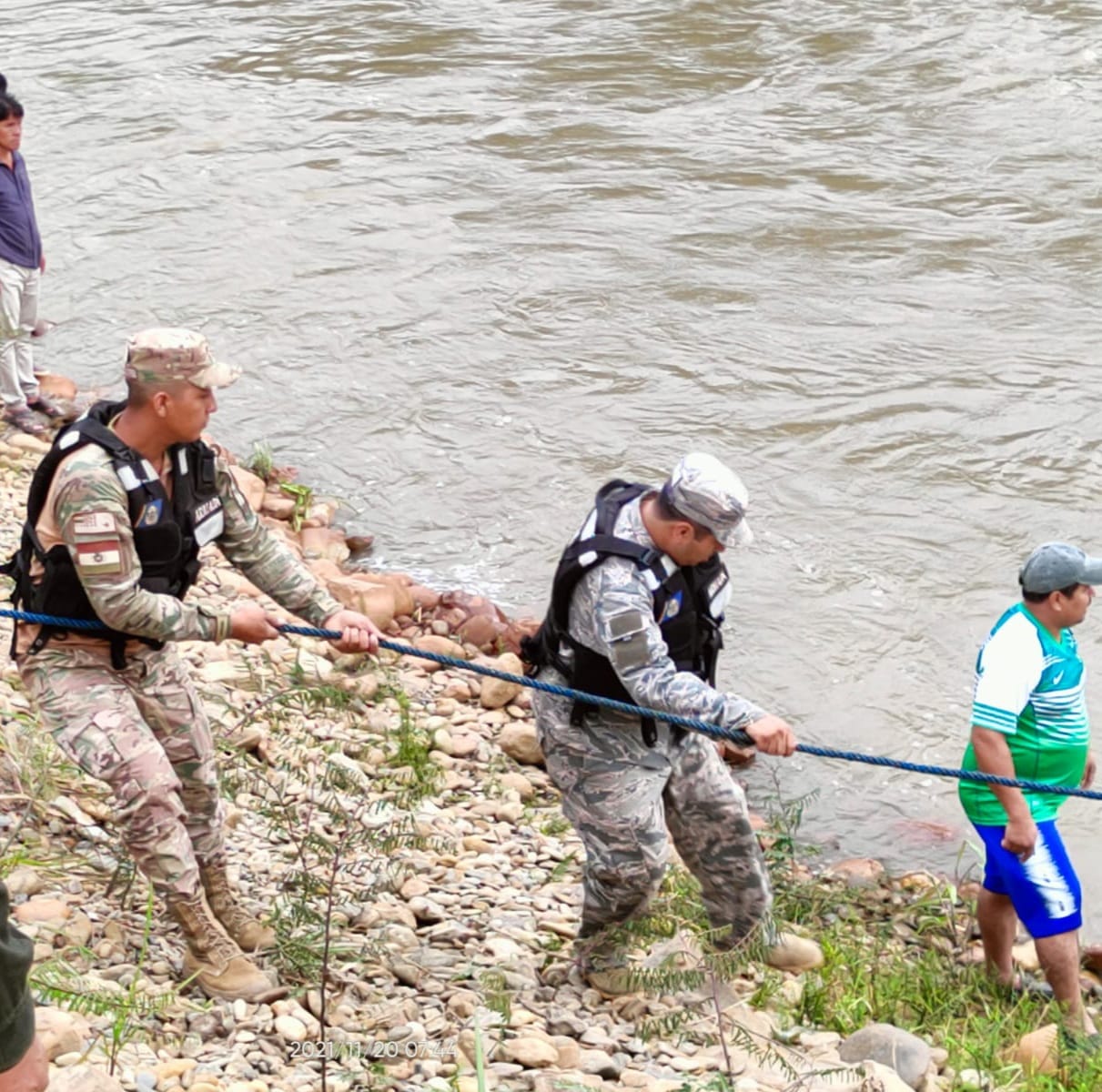 Efectivos navales realizan la búsqueda de una niña de tres años que desapareció en el río Challana