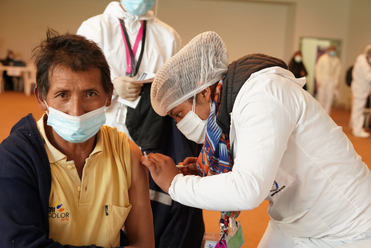 Ministro de Economía exhorta a la población a vacunarse contra el COVID-19