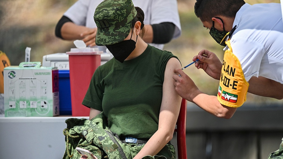La mitad de la población de América Latina y el Caribe ya está vacunada contra el coronavirus