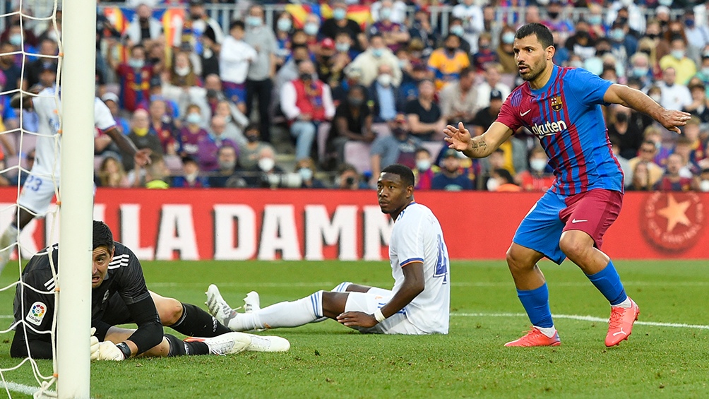 Agüero logró su primer gol en Barcelona que no evitó la caída ante el Real Madrid