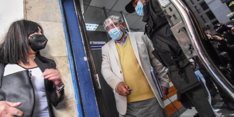 Arias reconoce firma de decretos para compra de gases lacrimógenos y asegura que no fueron aprobados para corromper a un ministro