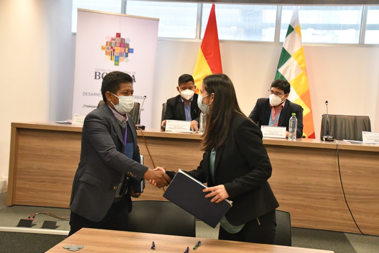 Firman acuerdo para uso de tecnología nuclear en la mejora genética del área agropecuaria y el control de plagas