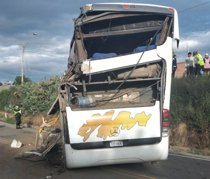 Choque de omnibús contra peña deja cuatro fallecidos y más de 20 heridos en ruta Cochabamba-Santa Cruz