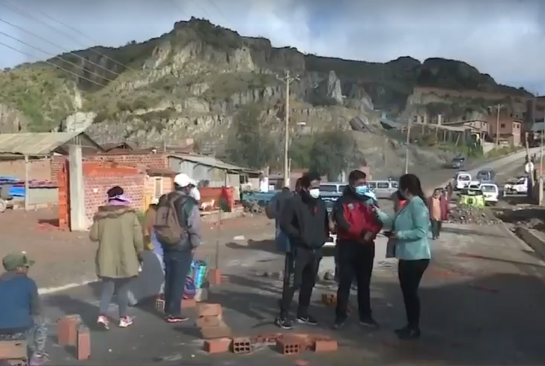 La Paz: Juntas vecinales cumplen con el tercer día de bloqueo en el relleno sanitario de Alpacoma