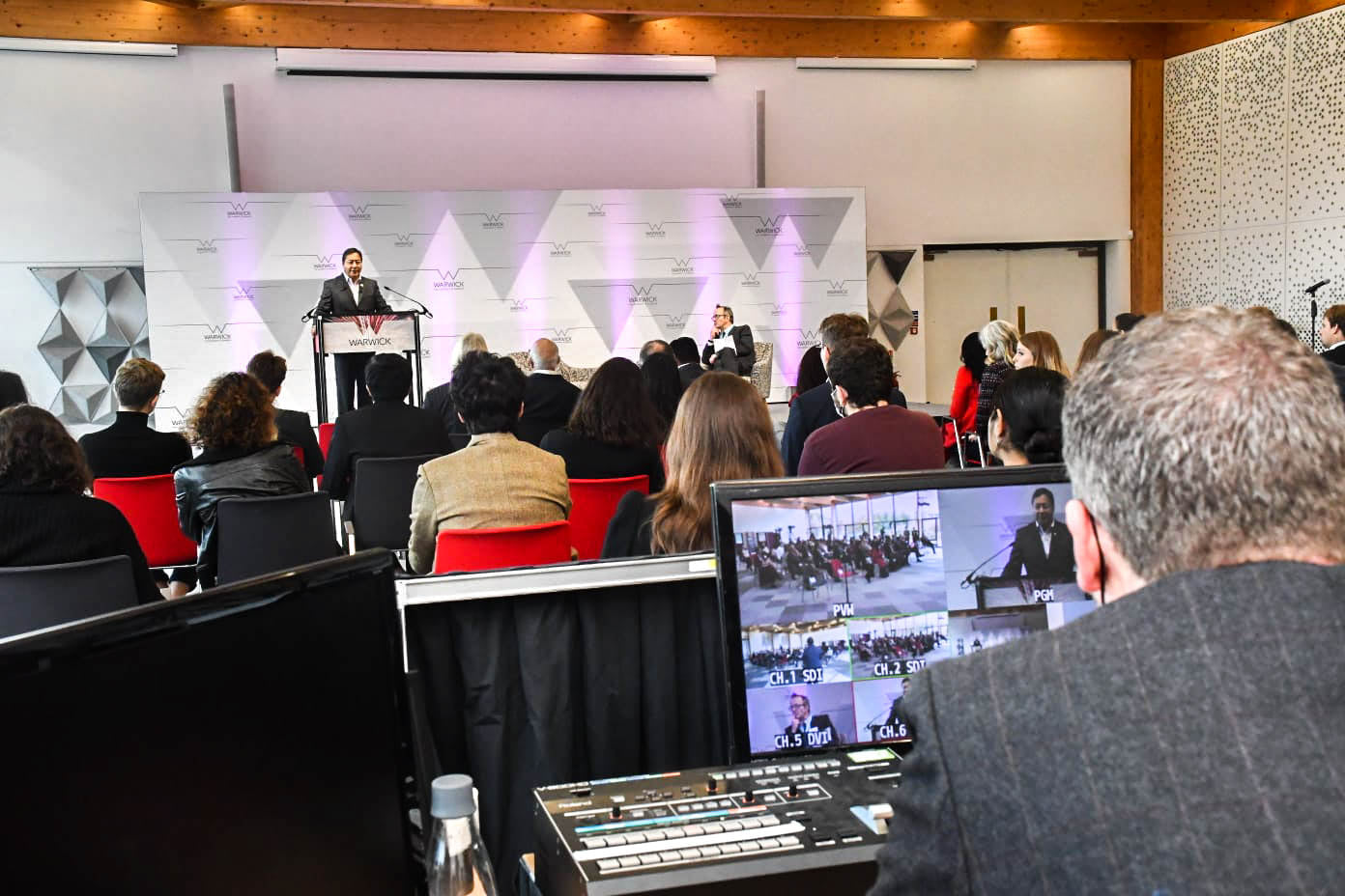 Arce destaca que modelo económico boliviano permitió garantizar vacunas anticovid gratuitas para la población