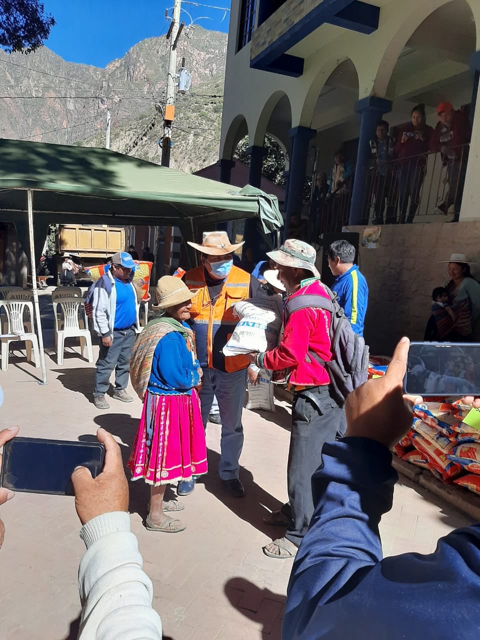 Defensa Civil entregó 19,4 toneladas de alimentos para 682 familias damnificadas por granizadas y riadas en Arque
