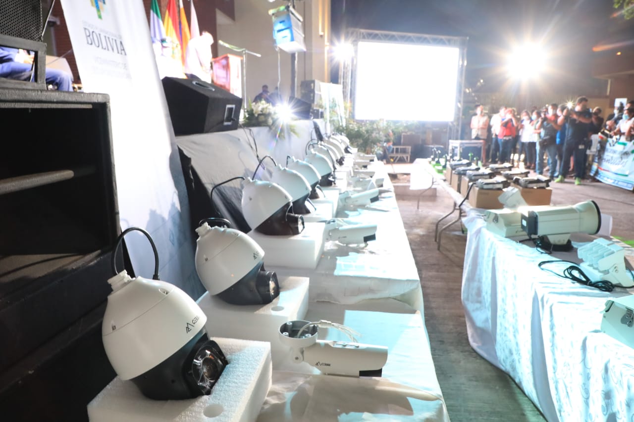 Santa Cruz recibe equipamiento para implementar segunda fase del programa de seguridad ciudadana BOL-110
