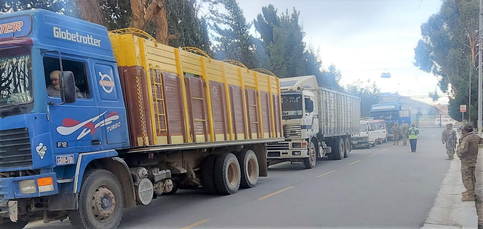 Entregan a la Aduana tres camiones de alto tonelaje y dos minibuses que transportaban mercadería de contrabando en La Paz