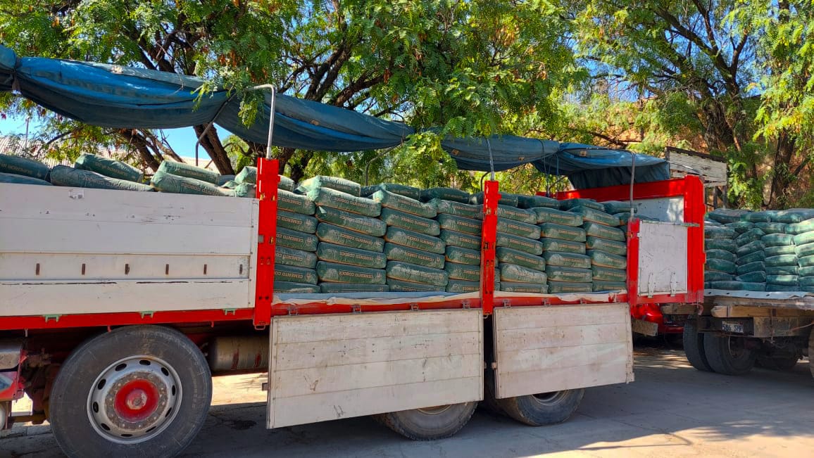Entregan material para construir 30 tanques de almacenamiento de agua en 14 municipios de Cochabamba