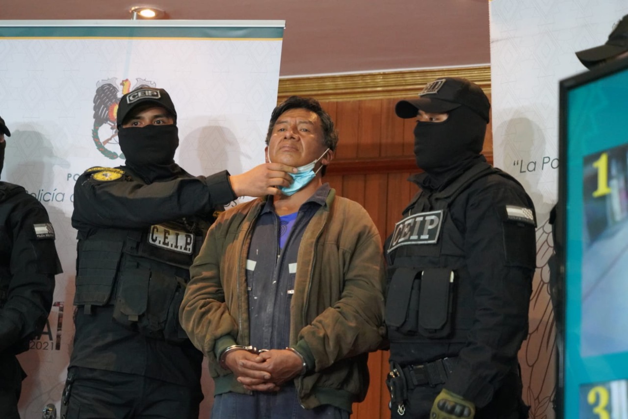 Ministro de Gobierno presenta al autor de explosión en La Paz que dejó dos heridos y varios destrozos