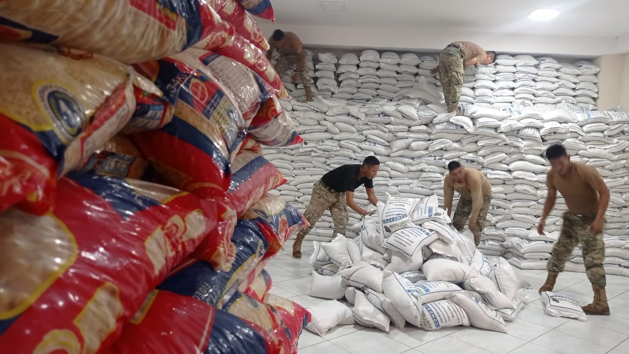 Defensa Civil entrega 54,4 toneladas de alimentos para 2.371 familias damnificadas por riadas en Chimoré