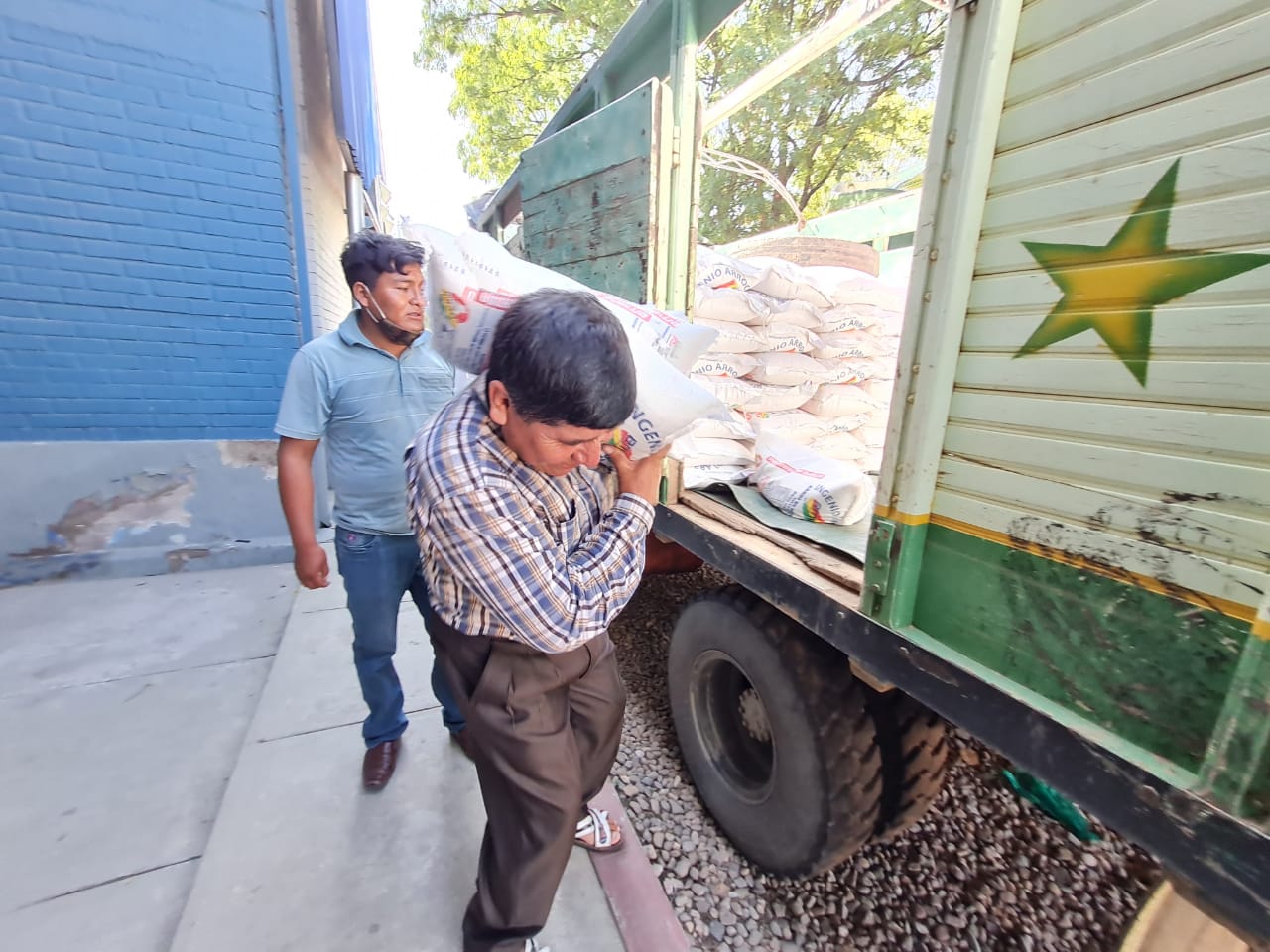 Envían 5 camiones con víveres para afectados por granizada en Raqaypampa
