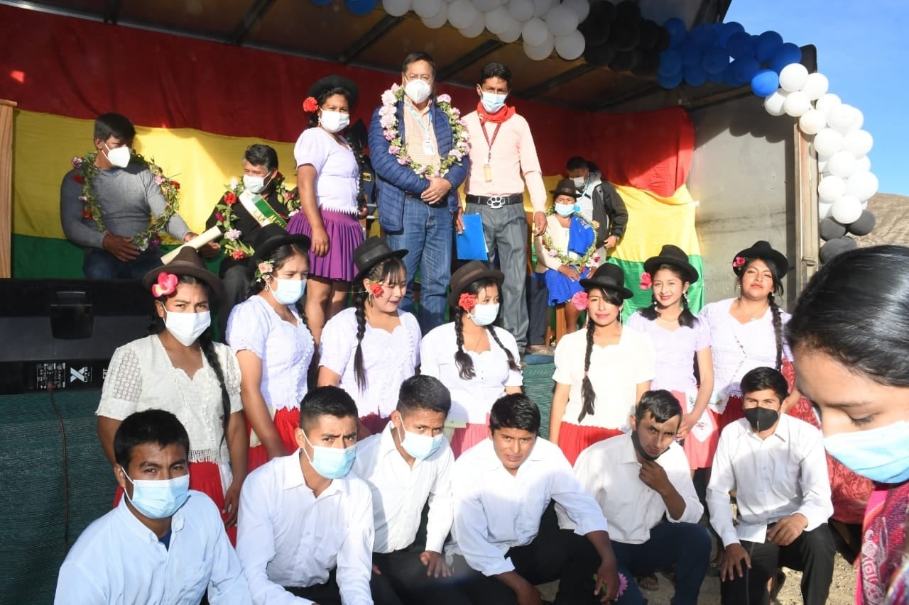 Presidente entrega coliseo cerrado para 2.000 espectadores en el municipio de Incahuasi, Chuquisaca (amplia)