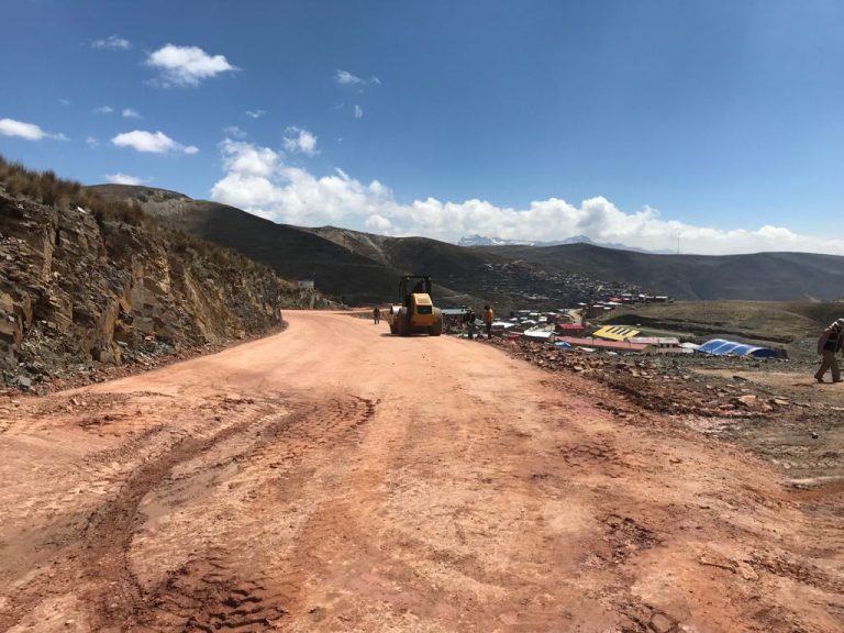 Obras de asfaltado en el tramo Curva – Tranca Pinaya en Colquiri tienen 32% de avance