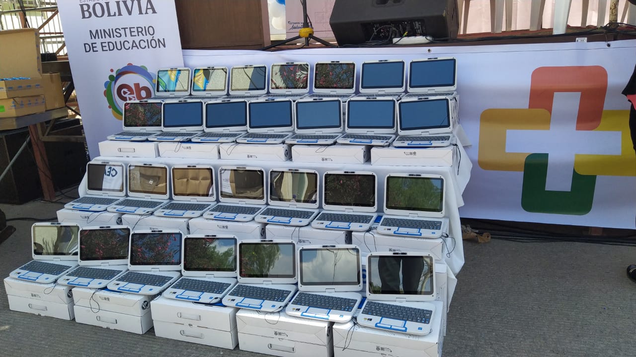 Gobierno entrega 100 computadoras Kuaa y 20 teléfonos celulares para estudiantes en situación de vulnerabilidad de Capinota