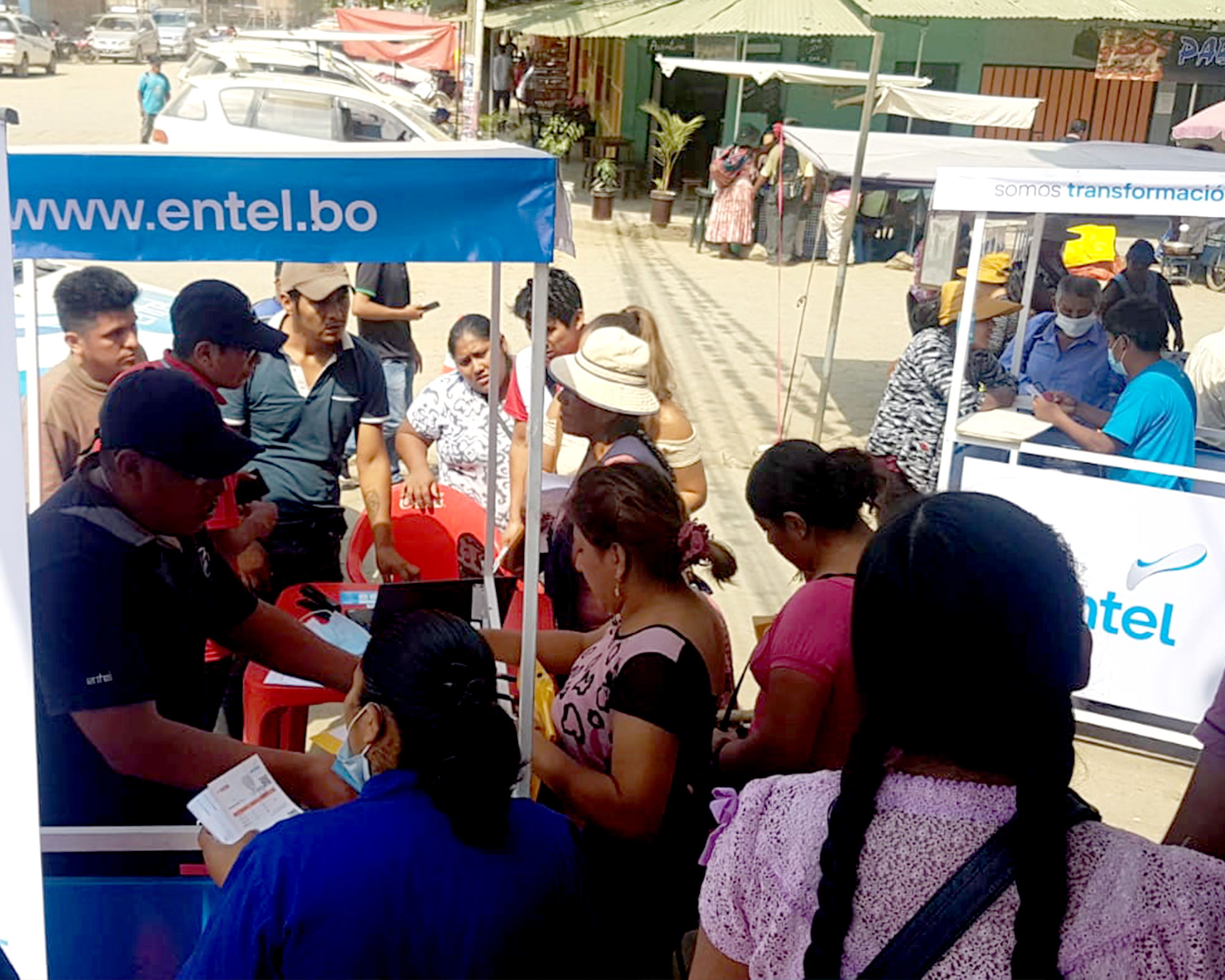 Caravana de ventas de Entel capta nuevos clientes en el norte paceño