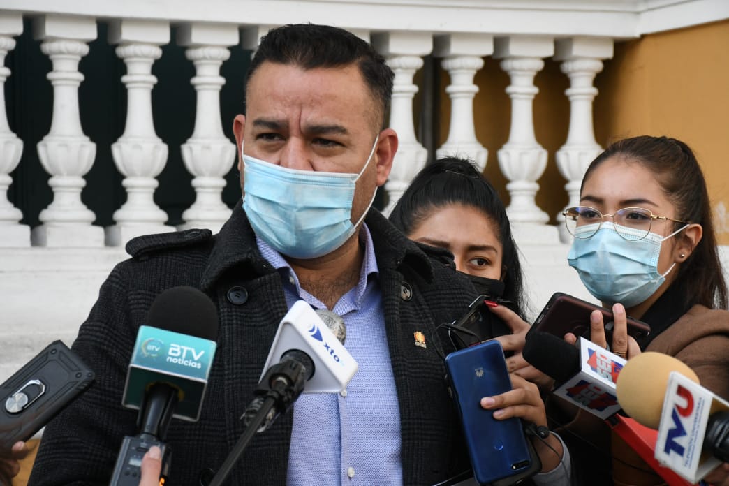 Diputado Céspedes denuncia incapacidad del gobernador Camacho para administrar vacunas