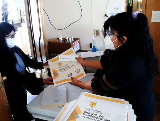 El TED de Oruro comienza entrega de material informativo a notarios electorales
