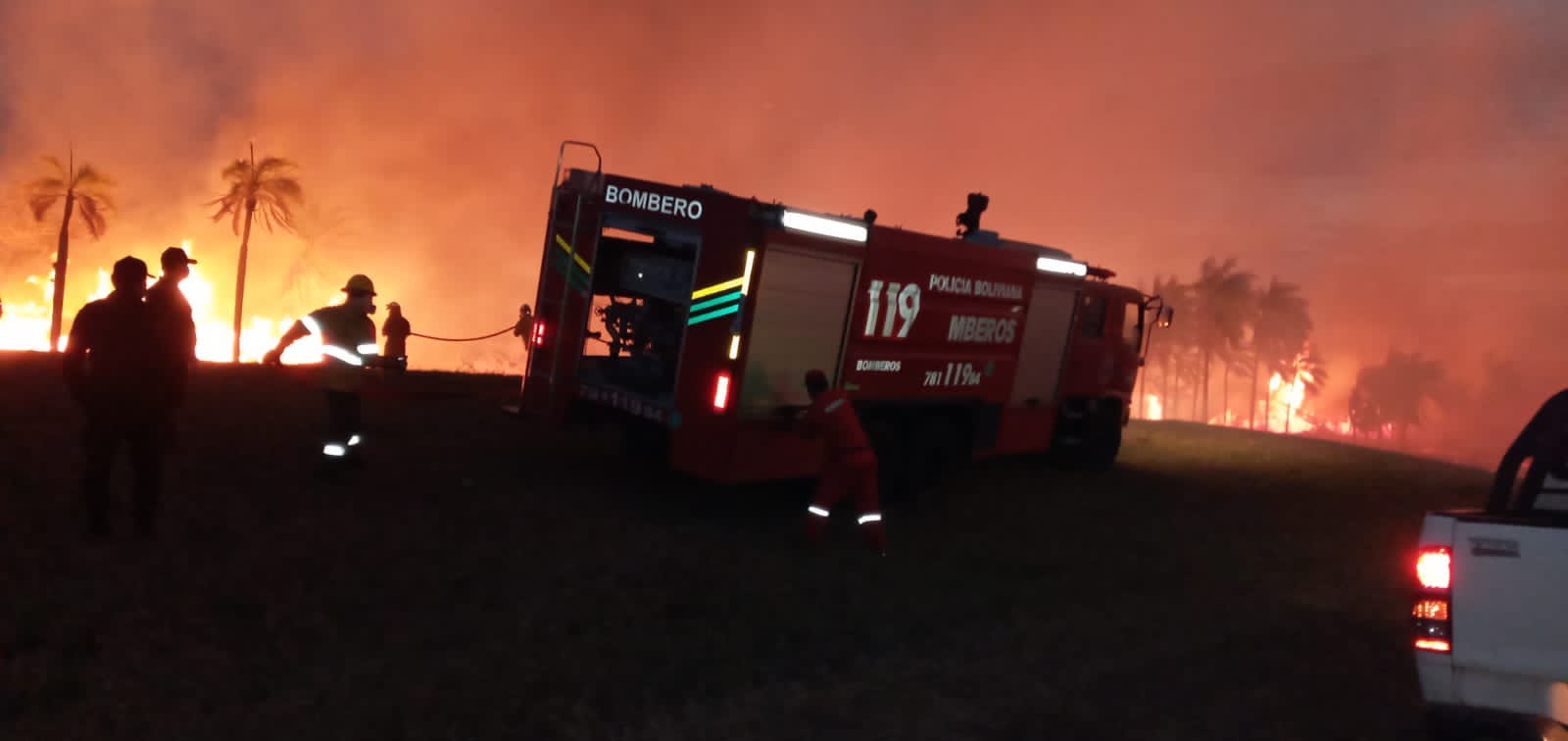 Efectivos policiales y bomberos trabajan para controlar el fuego en Santa Cruz