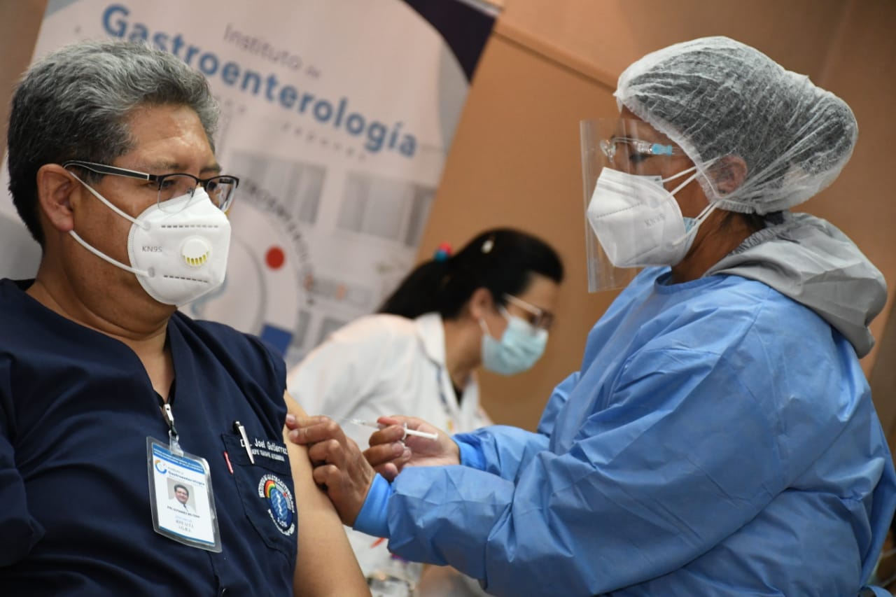 Chuquisaca: Cinco profesionales de salud reciben la primera dosis de la vacuna Sputnik V contra el coronavirus