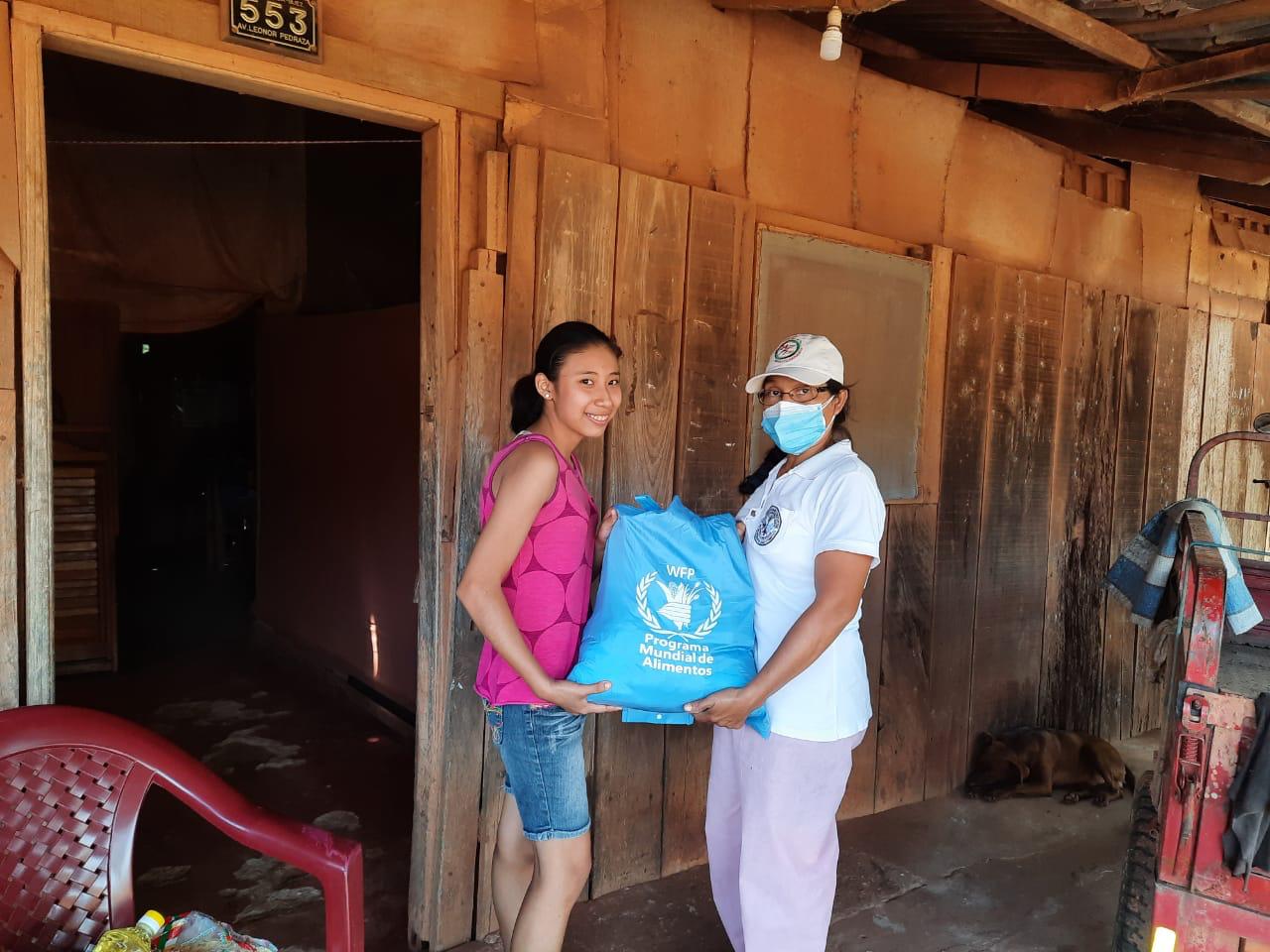 Gobierno entrega kits de alimentos y medicamentos a personas de escasos recursos económicos con COVID-19