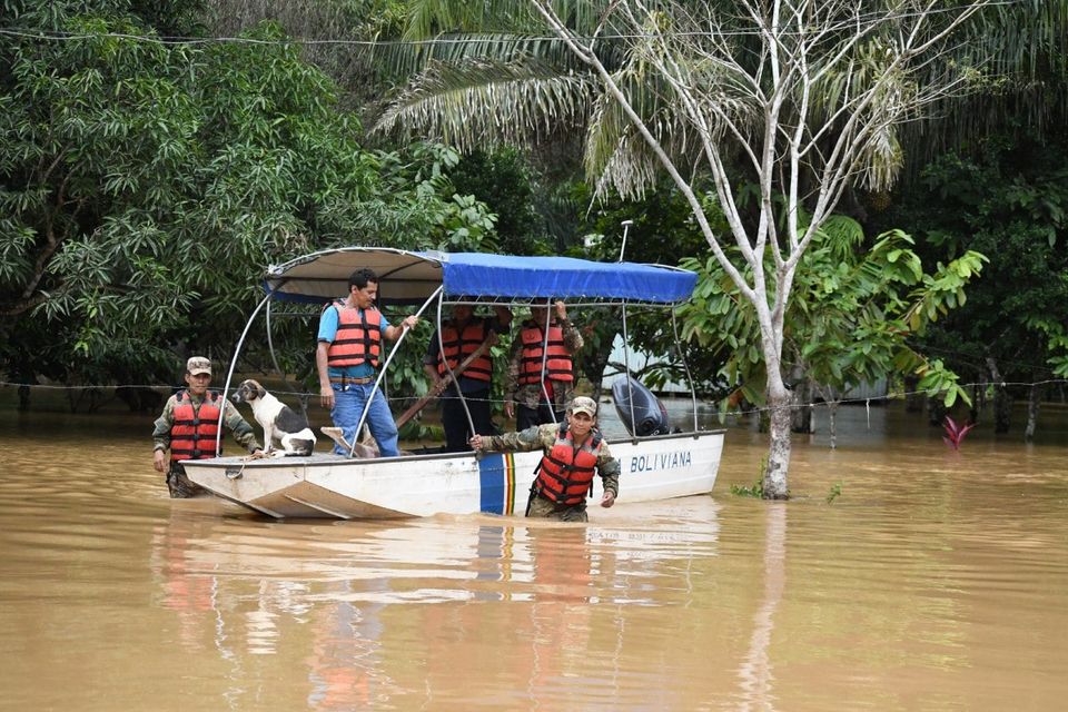 Evacúan a 23 familias afectadas por inundaciones en barrios de Cobija