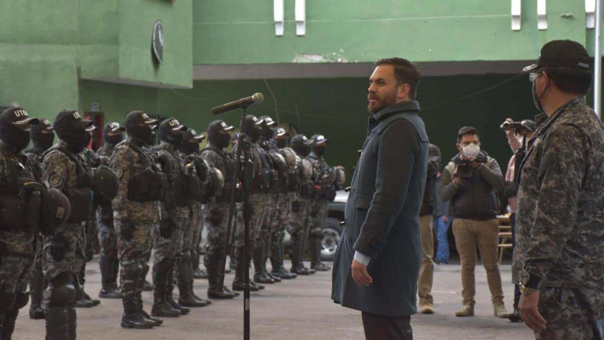 Ministro de Gobierno entrega uniformes a la UTOP