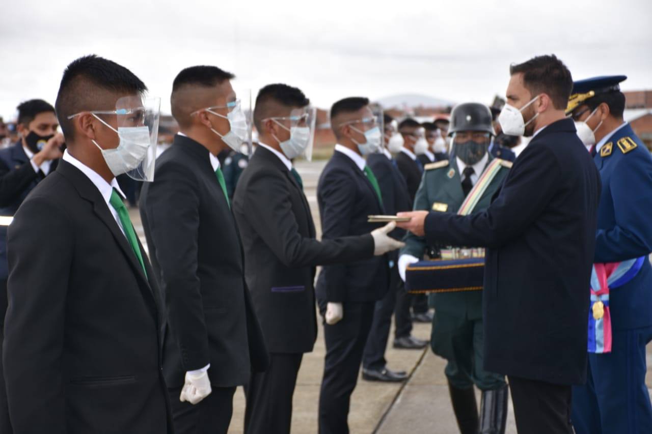 Ministro de Gobierno participa en licenciamiento de soldados y marineros y pide que defiendan la patria