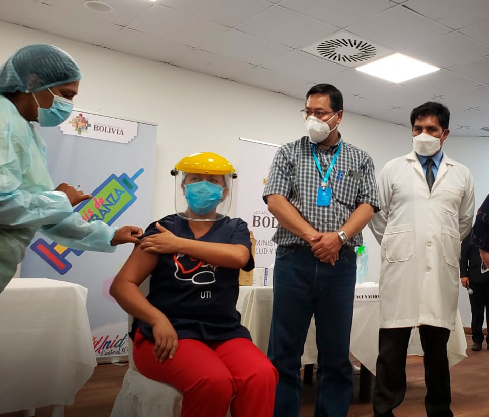 Intensivista Lorgia Gutiérrez recibe primera vacuna Sputnik V contra COVID-19 en Pando