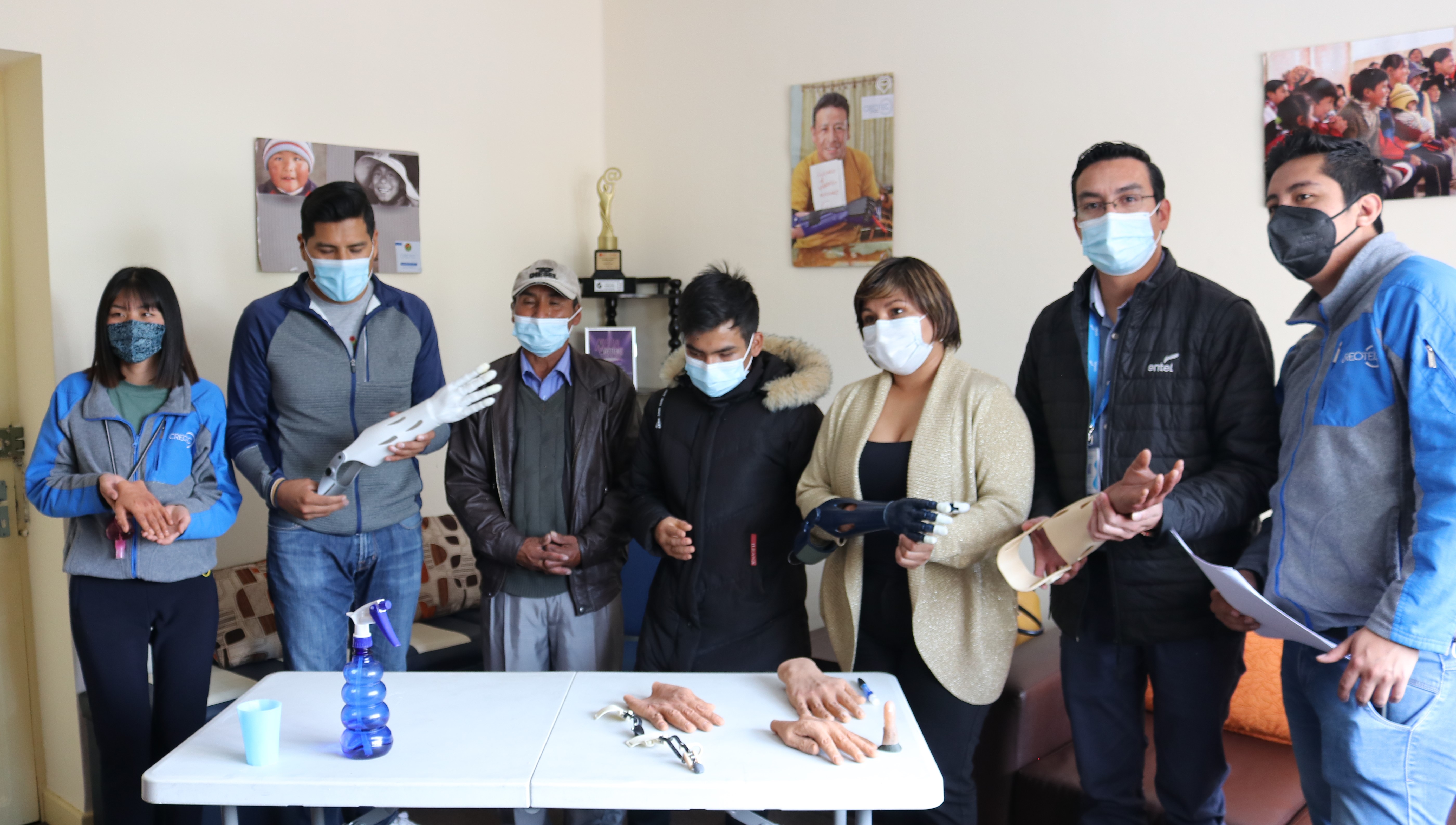 Entel apoya en la entrega de prótesis de mano a futuro estudiante de Derecho