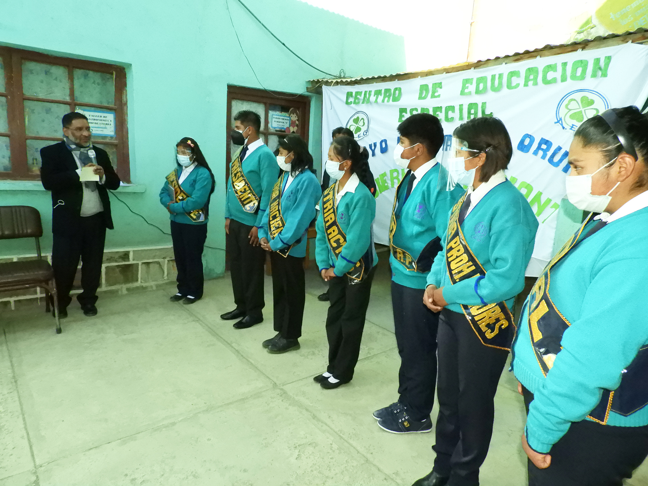 Estudiantes del Centro de Educación Especial de Oruro reciben credenciales, fortaleciendo la democracia y apuntan a tener ambientes propios