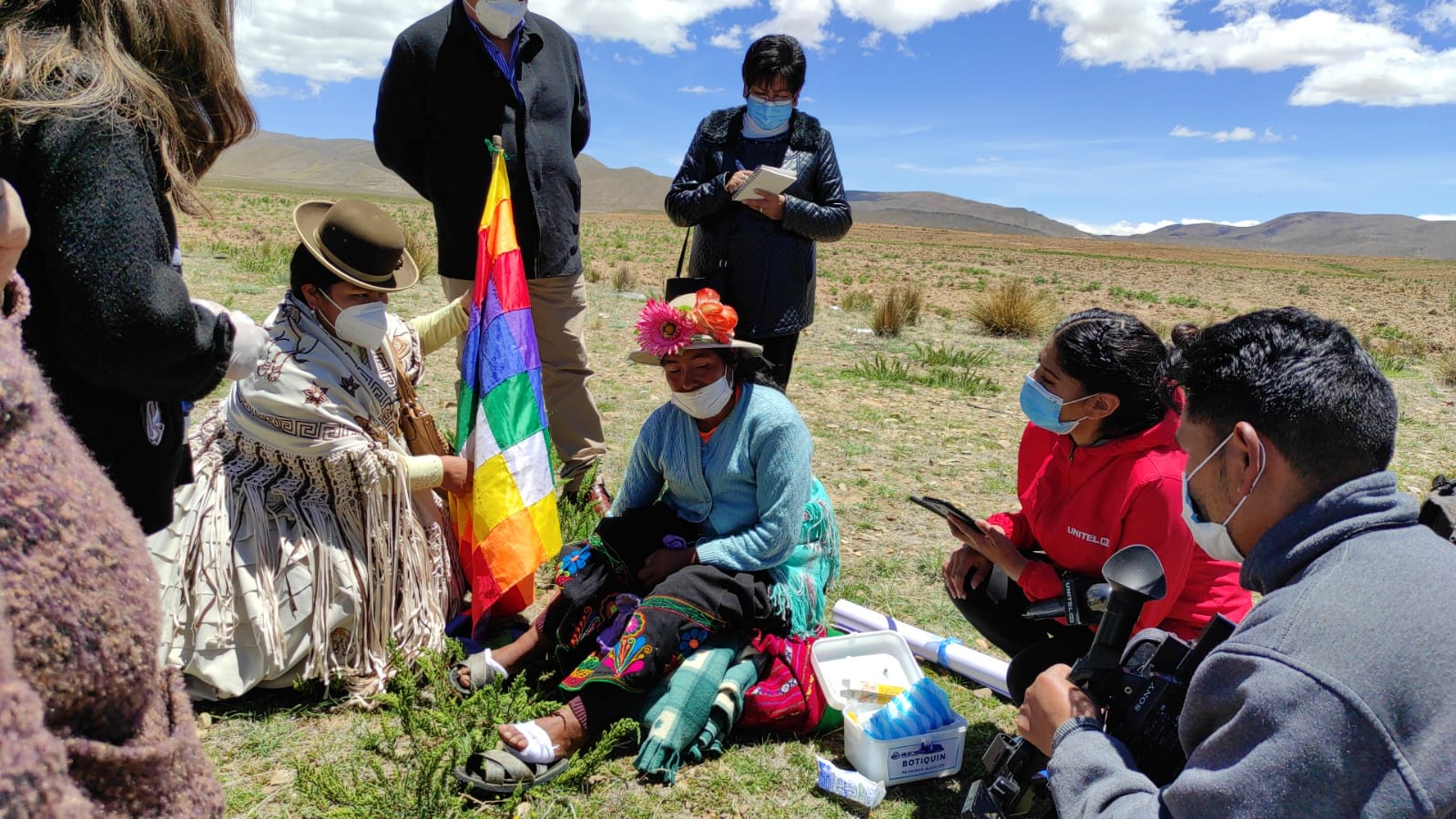 Mujer que marchaba hacia La Paz en busca de justicia recibe apoyo de autoridades nacionales