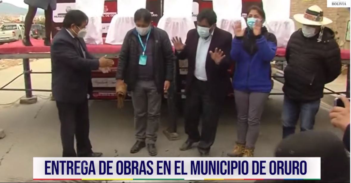 Vicepresidente entrega proyectos de construcción de asfaltados en cinco distritos de Oruro