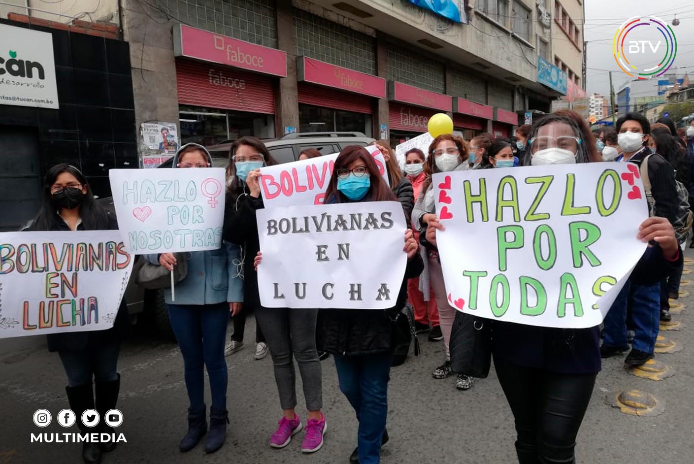 Inicia masiva marcha de mujeres en La Paz por la equidad de género