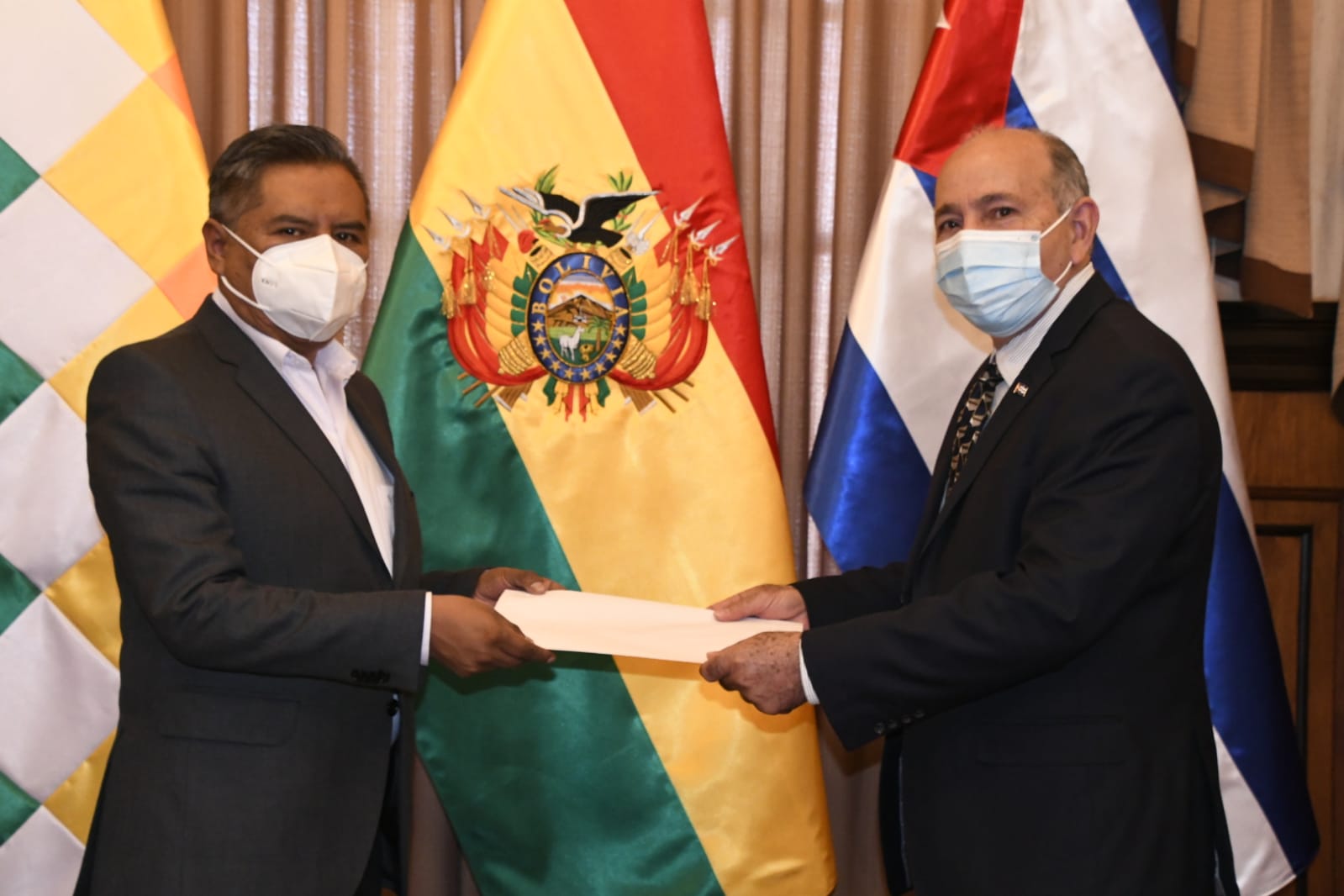 Canciller recibe copias de estilo de los embajadores de Argentina, Cuba y Rumania