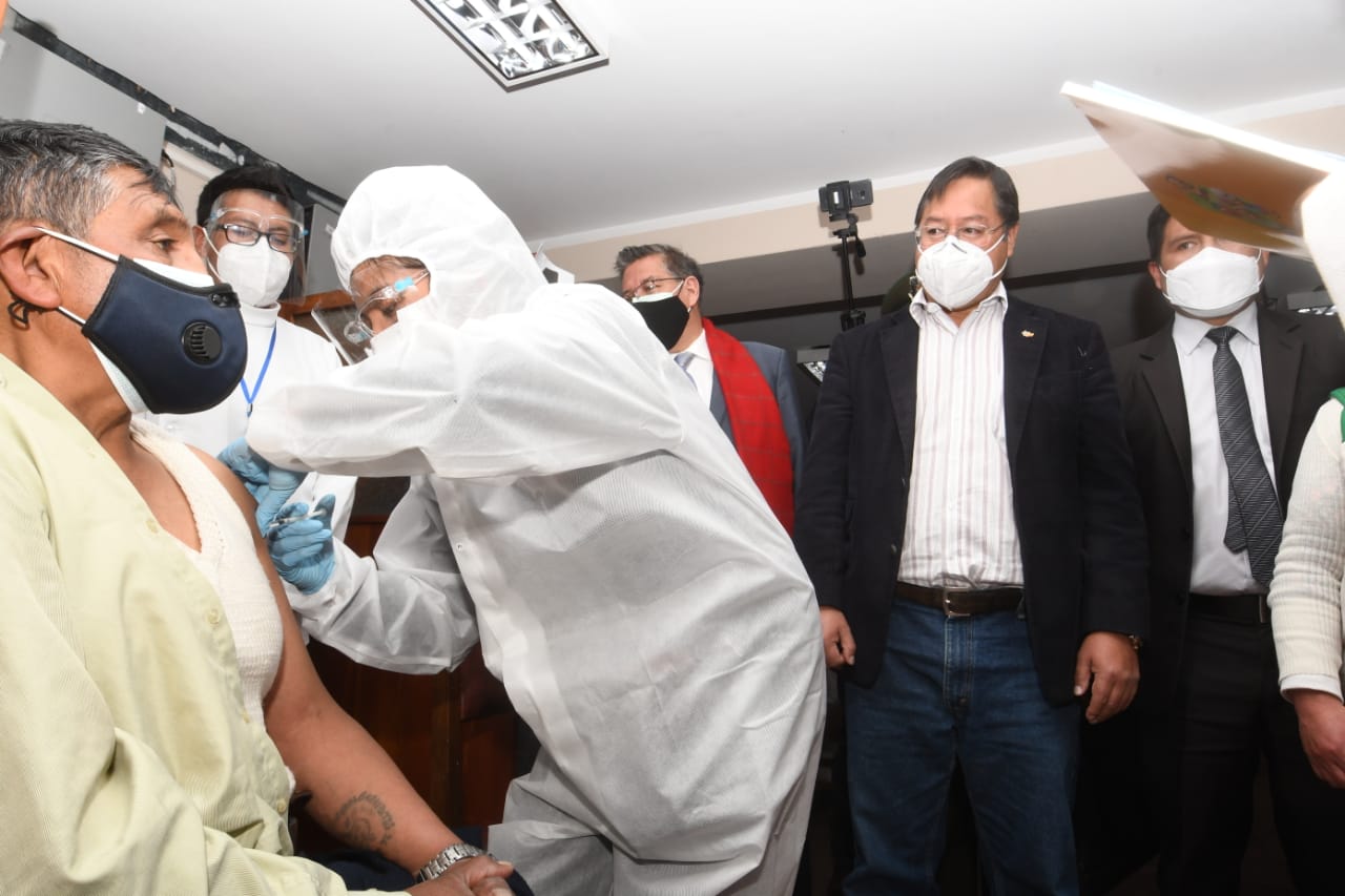 Presidente destaca que en un día 3.543 adultos mayores de 60 años fueron vacunados contra el COVID-19 en La Paz y El Alto