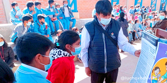 Presidente destaca el trabajo de educadores por su contribución al desarrollo del país