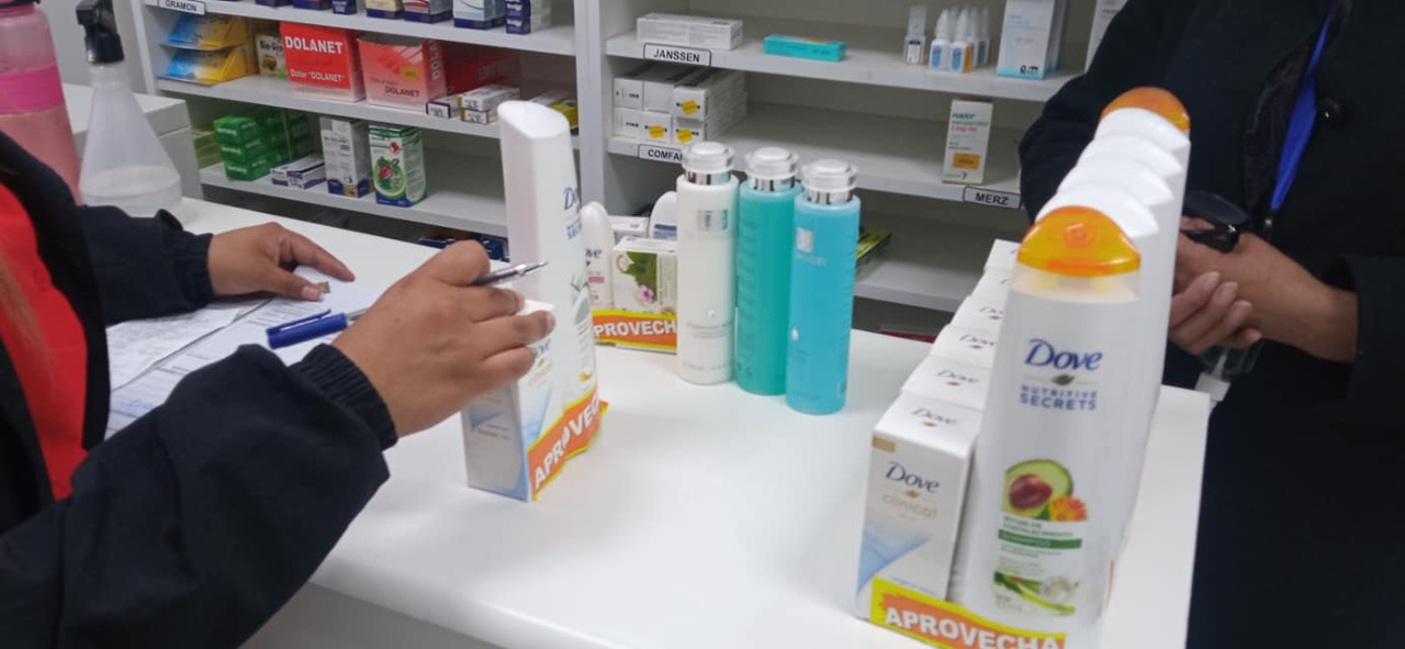 Arrestan a dos personas y precintan farmacia de La Paz por venta de medicamentos vencidos y atentado contra la salud pública