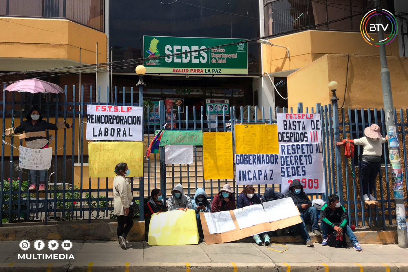 La Paz: Trabajadores del Sedes se crucifican y exigen ser reincorporados tras despidos injustificados