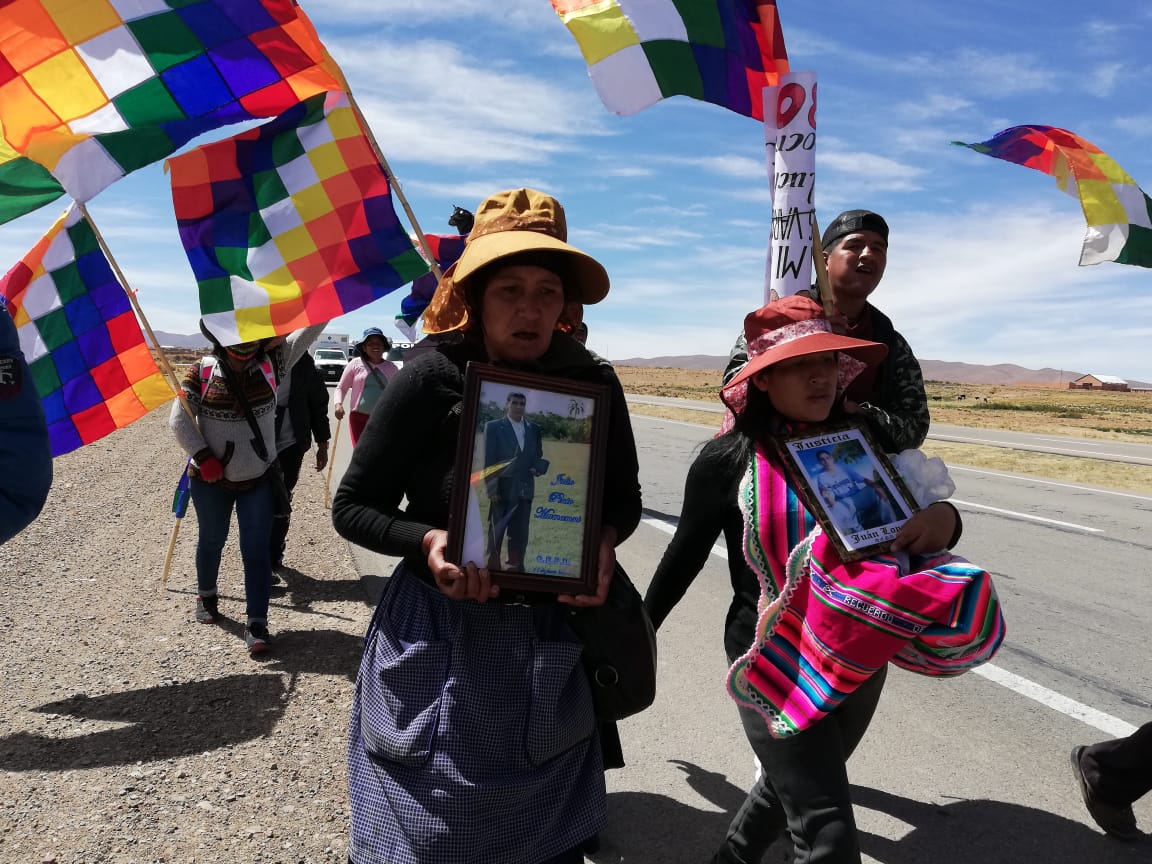 Marchistas mantienen el paso hacia La Paz pese al cansancio para demandar justicia por los hechos de violencia del golpe de Estado