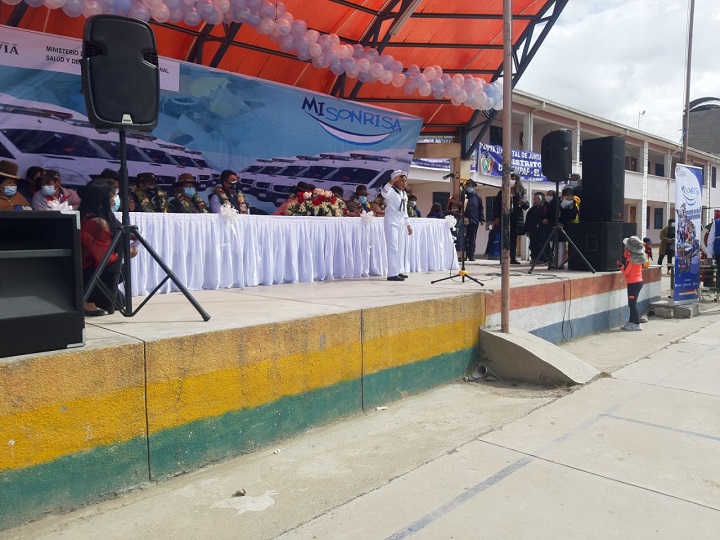 Feria odontológica en El Alto brinda atención gratuita a niños y entrega prótesis dentales a adultos mayores