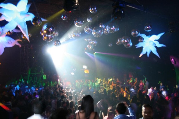 La Paz registra 25% de aumento de casos COVID-19 pero Arias autoriza fiestas de Año Nuevo hasta las seis de la mañana