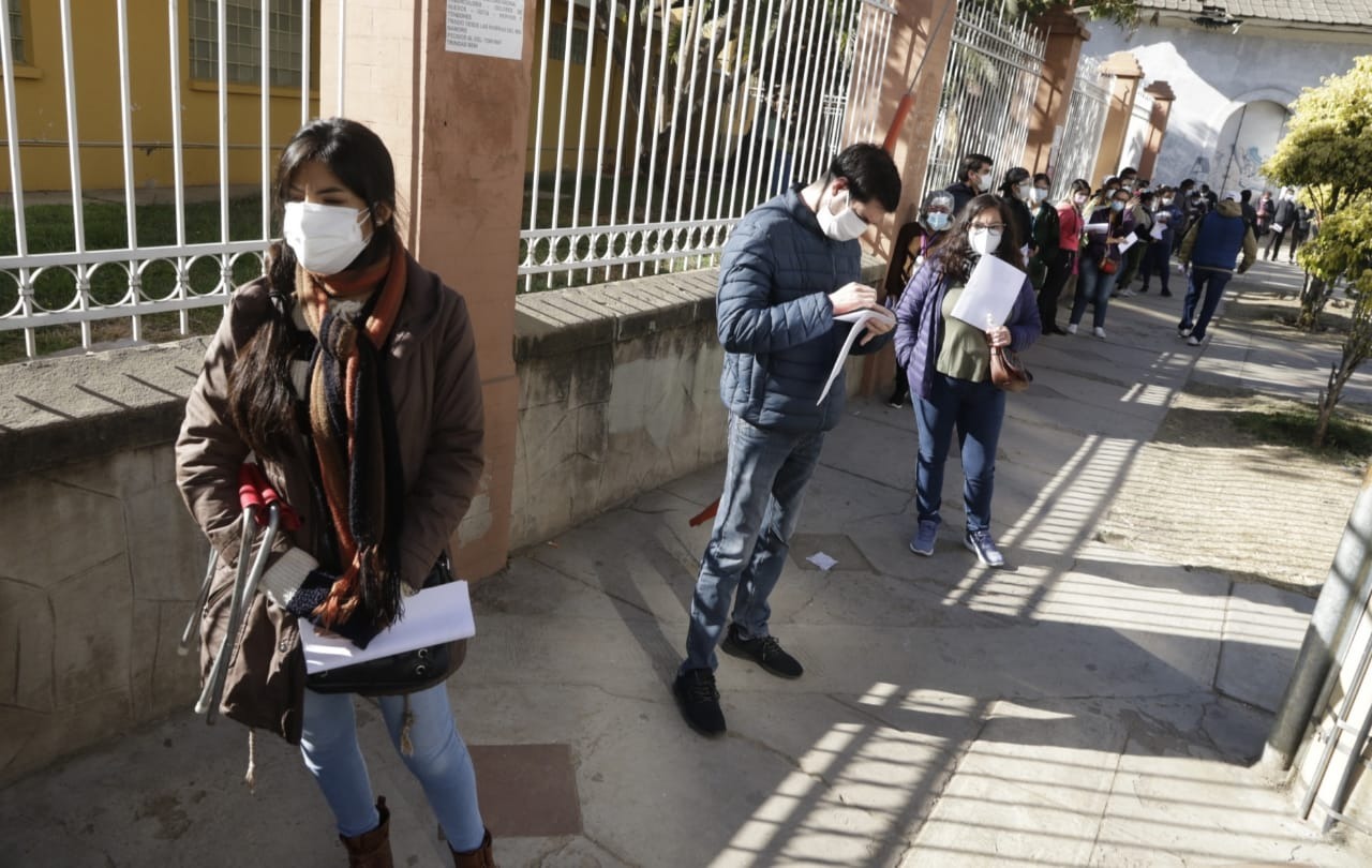 Largas filas en puntos de vacunación marcan el primer día de inmunización a mayores de 30 años