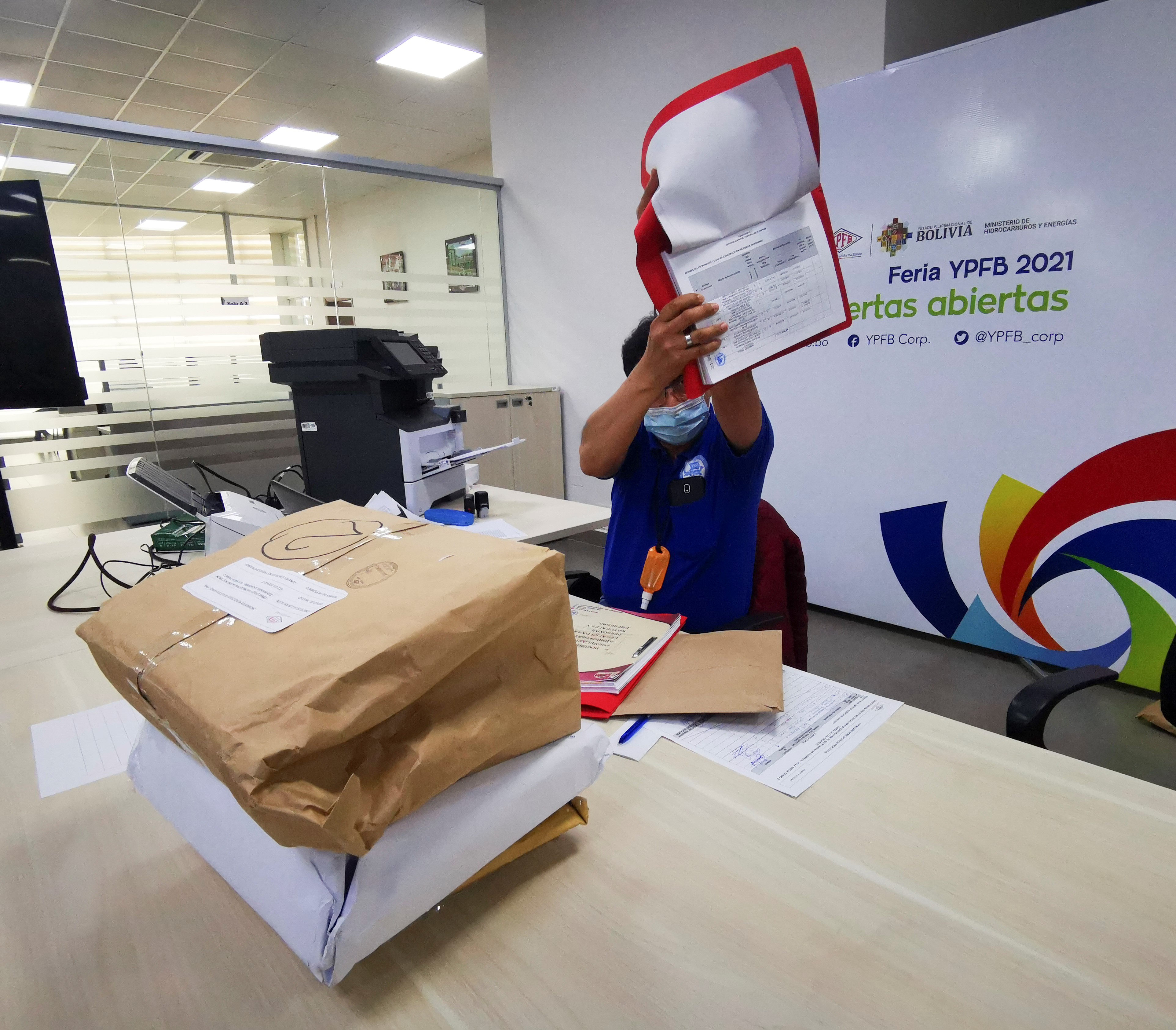 YPFB revisa propuestas de proveedores de bienes y servicios en feria de puertas abiertas