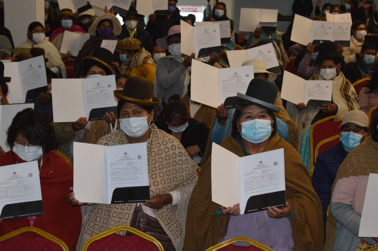 Más de 49.835 paceños se graduaron de 6to de primaria con el Programa de Post Alfabetización