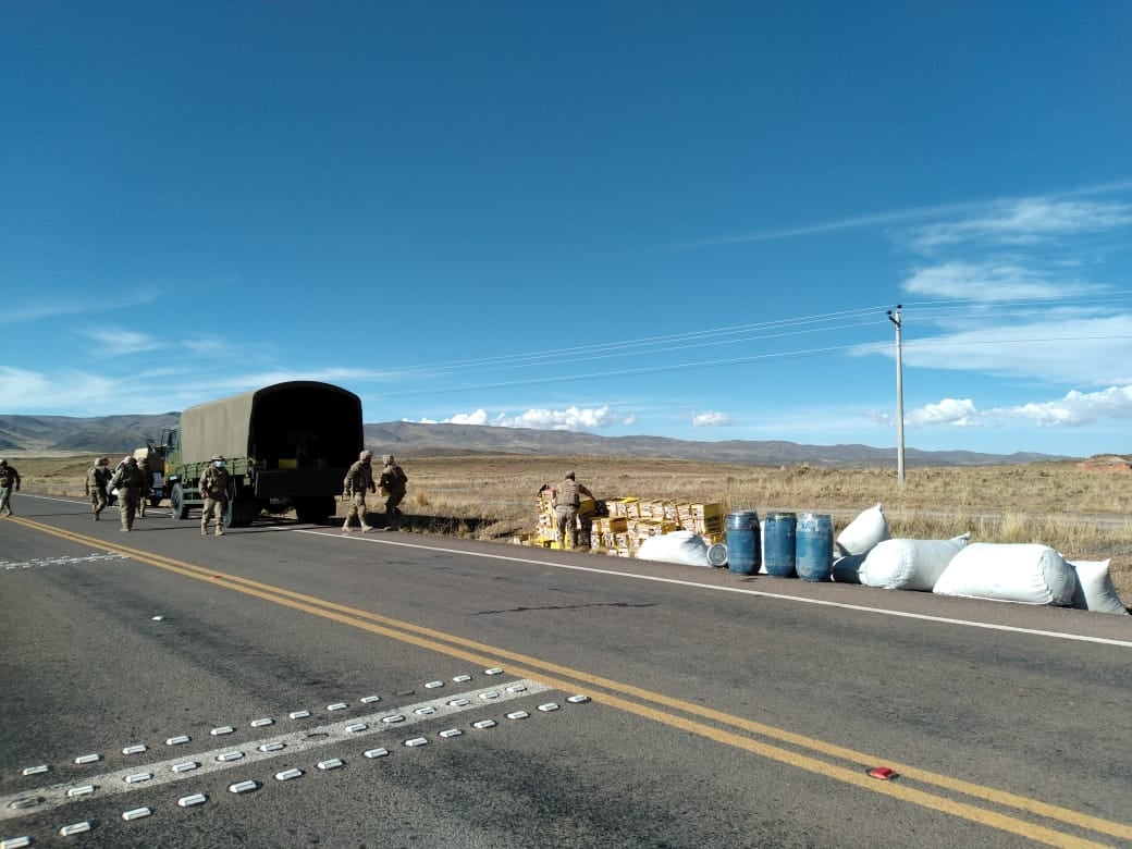Comisan varios camiones, vehículos y enlatados de alimentos perecederos en Oruro
